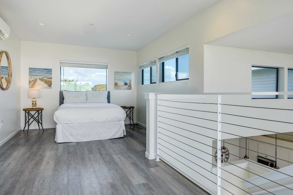 Beachfront 2BR w/ Deck, Views & Direct Sand Access Strand Way A