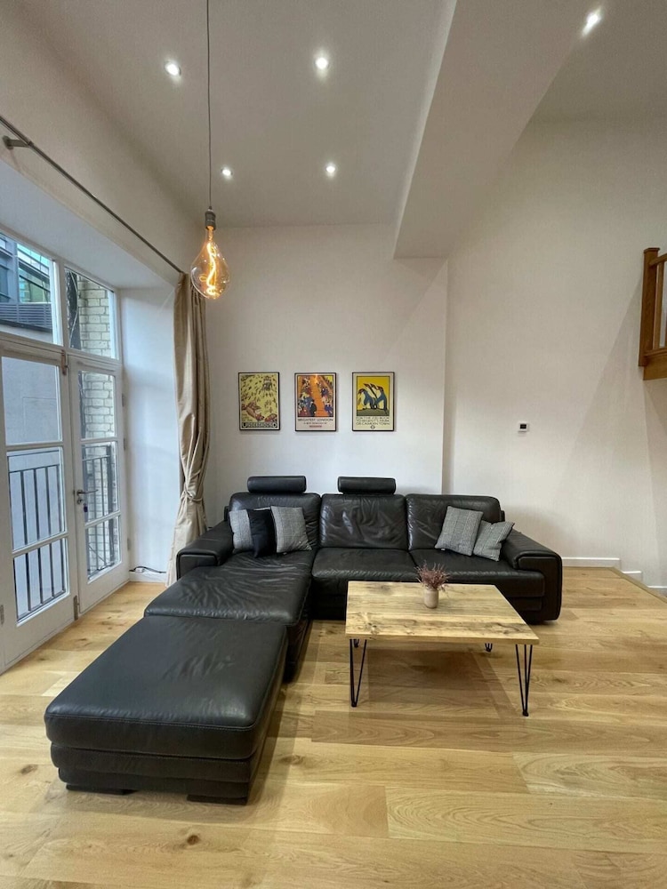 Stunning 3BD Maisonette W/balcony - Old Street!