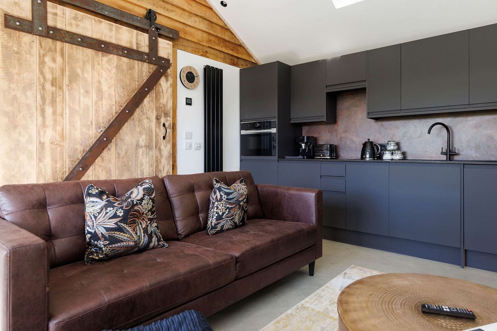 Romantic Countryside Lodge With Hot Tub