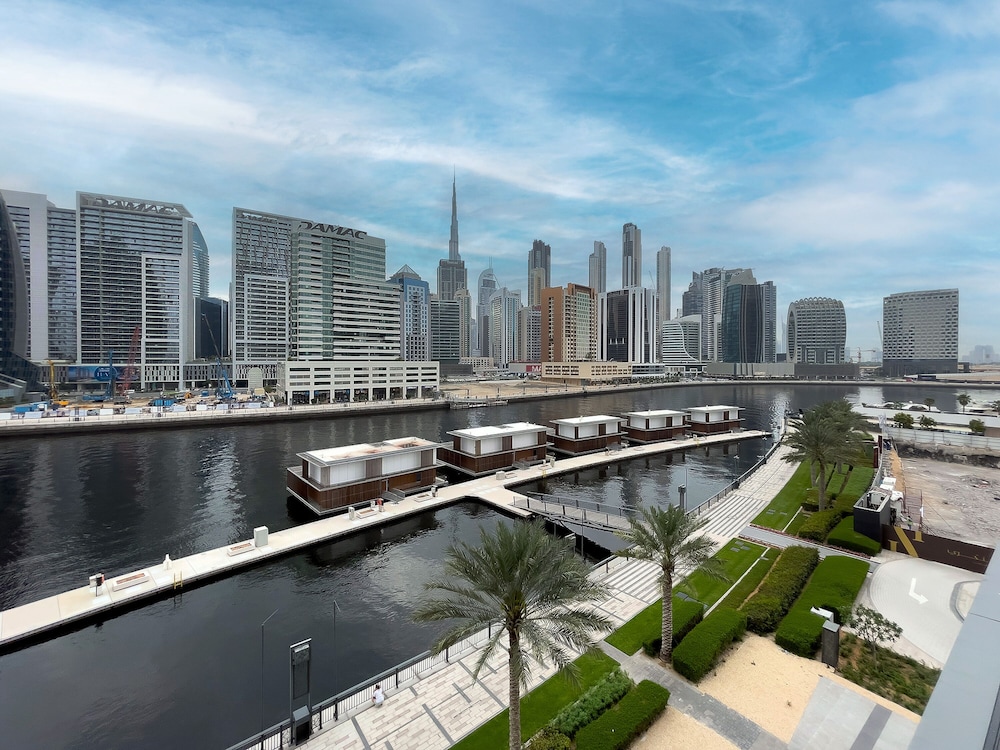 Luxe Waterfront 2BR with Canal view