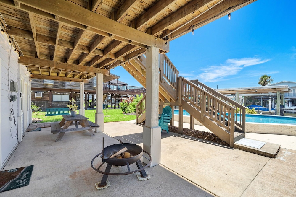 Purple Pelican Paradise by Ryson Vacation Rentals