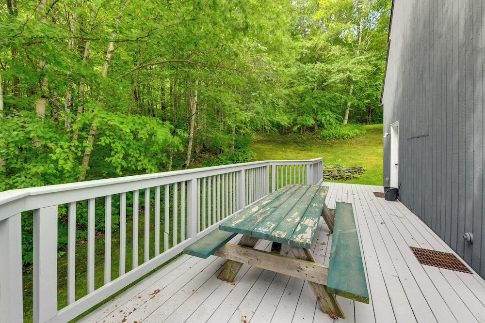 Ski-in/ski-out Sugarbush Retreat w/ Indoor Hot Tub