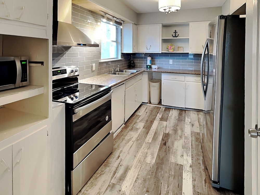 Pleasure Pier Retreat Manor by Ryson Vacation Rentals