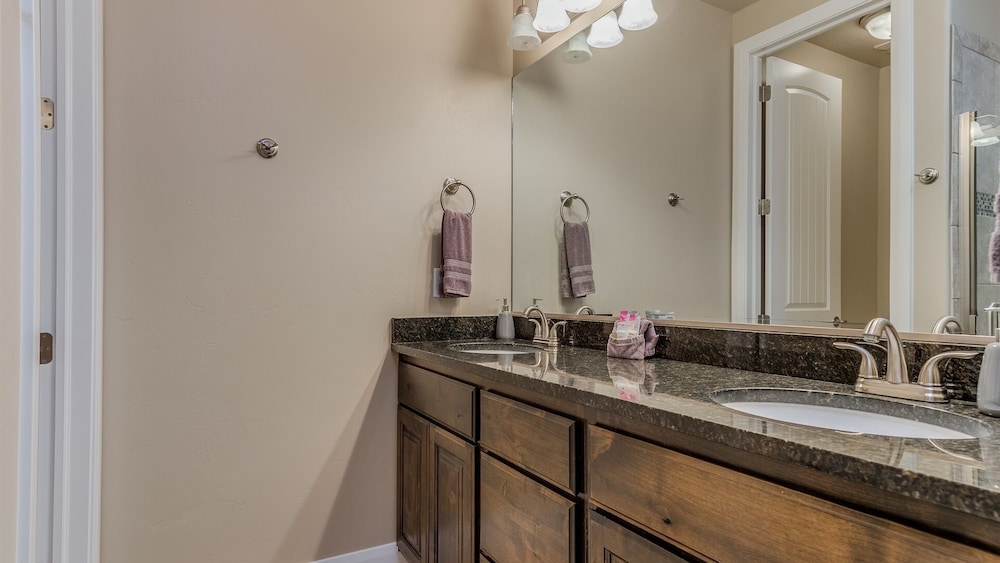 Razorback Ridge 4 Bedroom Apts by RedAwning view 5