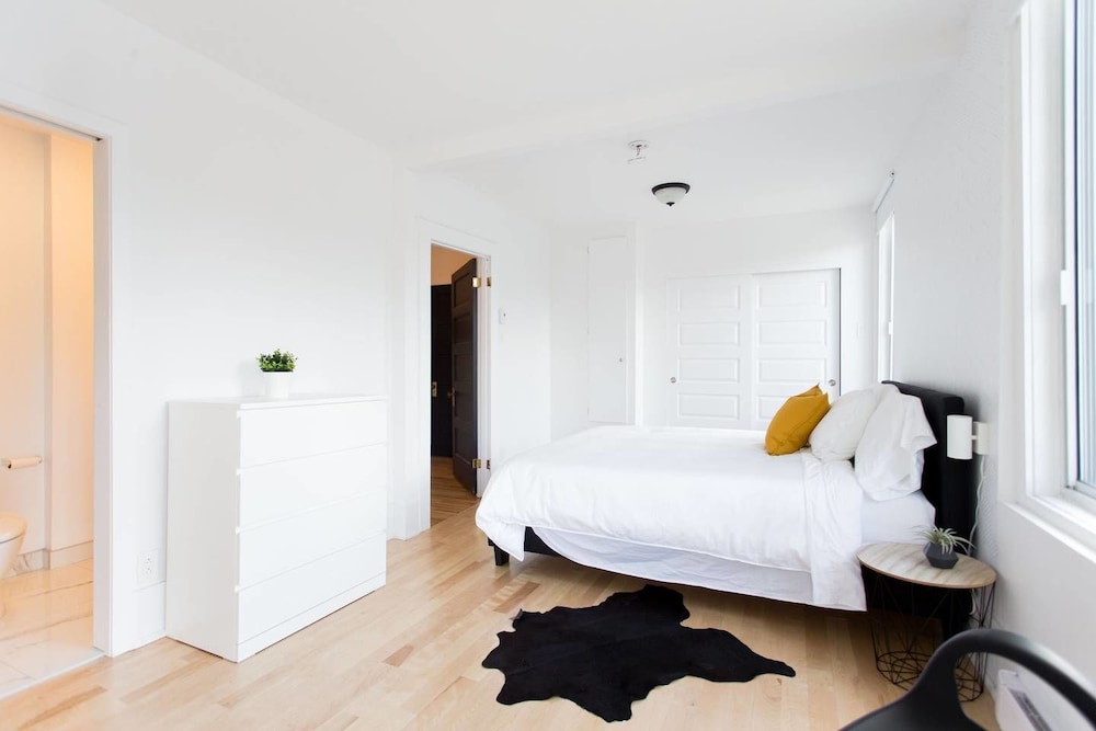 Stylish & Unique 3 Bdr Flat With Parking! view 2