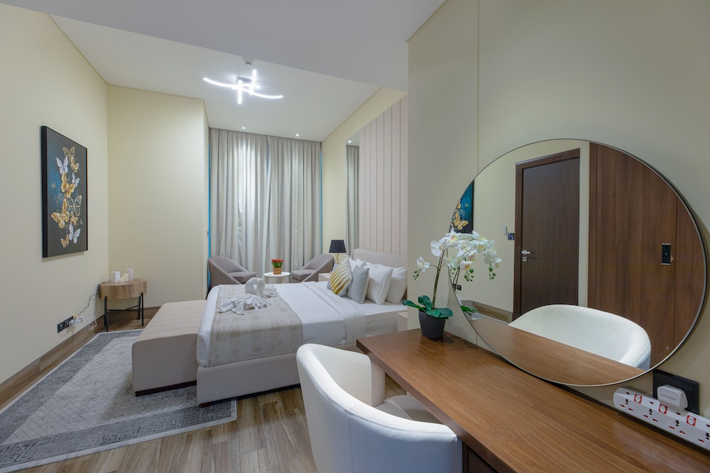 SIMPLY COMFORT Urban Chic Suites in J One Tower City & Canal Views