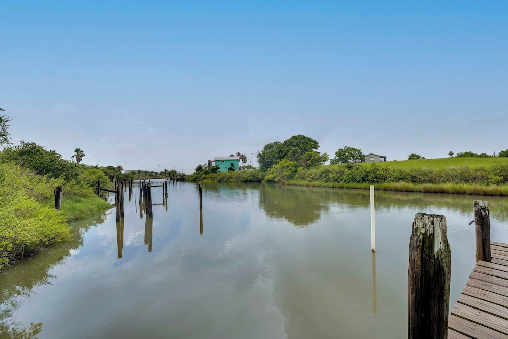 Fish & Boat: Home w/ Spacious Yard in Seadrift