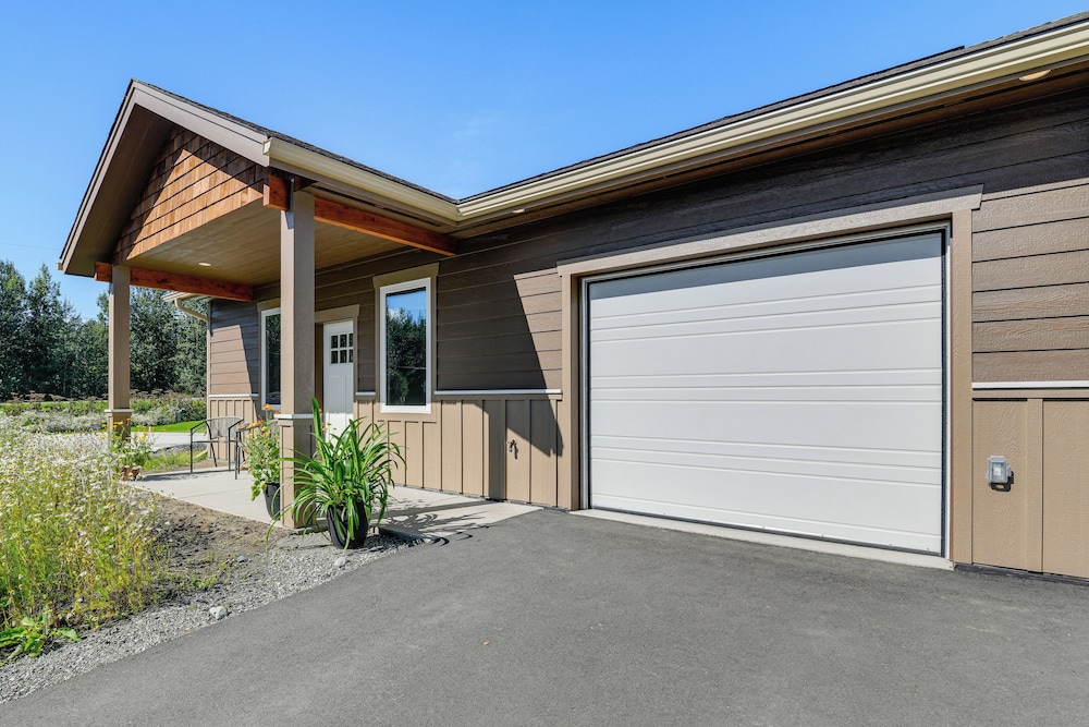 2 Mi to Dtwn Palmer: Custom Valley Home w/ Garage