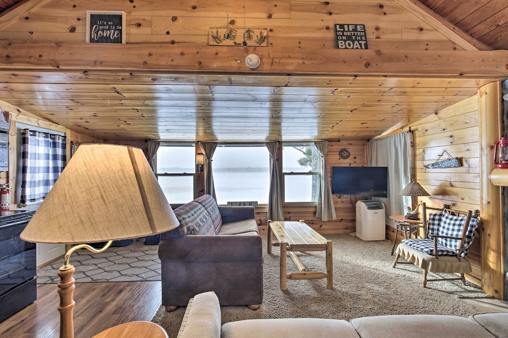 Charming Lost Lake Cabin: Fish, Boat & Hunt!