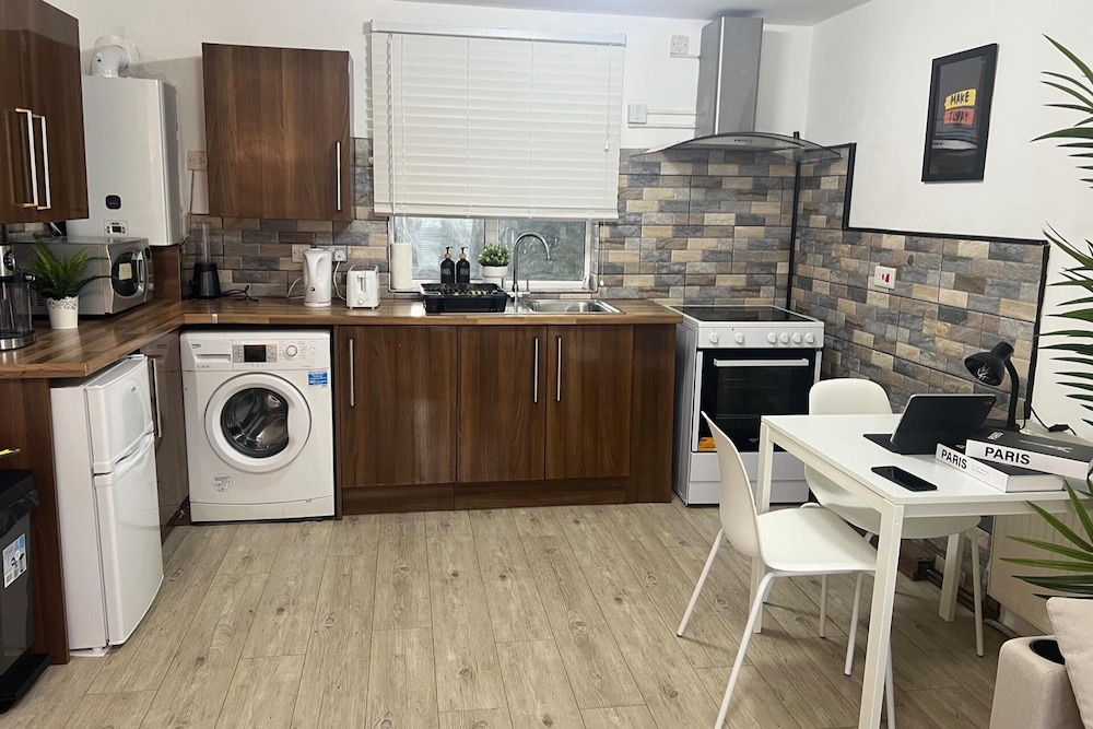 Free Parking/city Centre/long Stay/local Stores