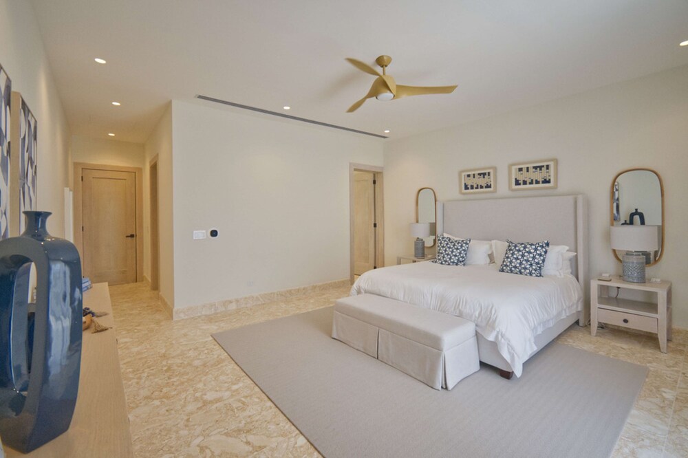 Modern Lake Villa With English Speaking Staff in Golf and Beach Resort