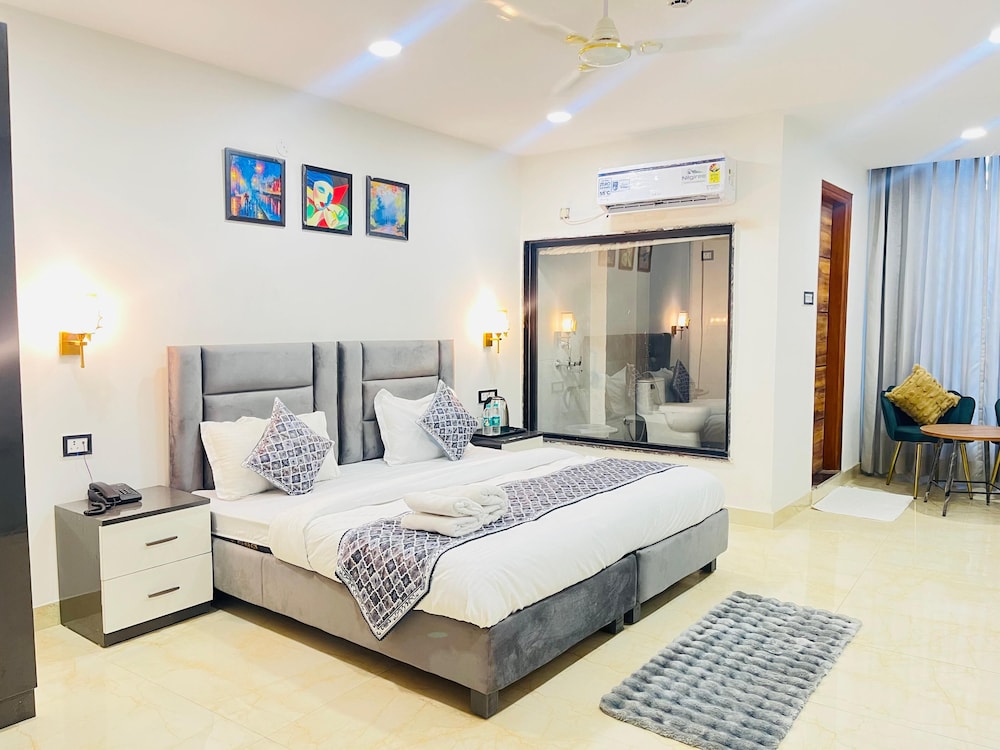 Roomshala 183 Hotel Aroma Chattarpur