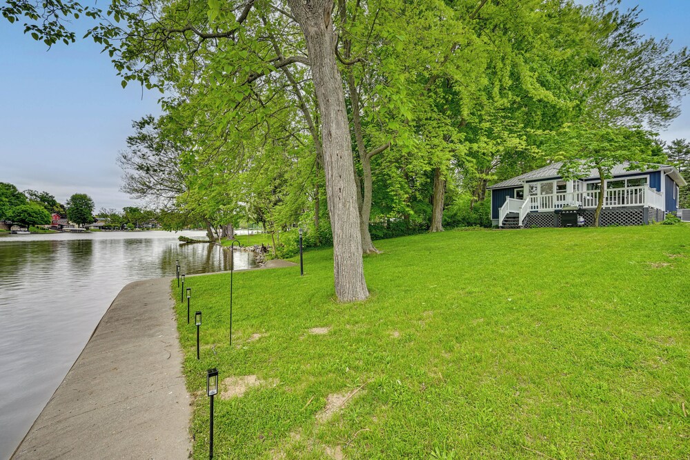 Lakefront Getaway w/ Private Dock in Colon!