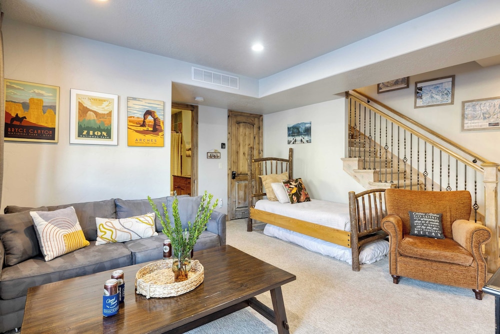 Blue Skies Lakeside Family-friendly Getaway w/ Hot Tub & BBQ