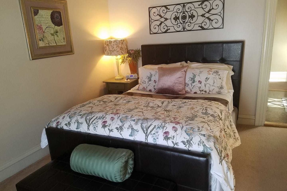 PineCrest Inn