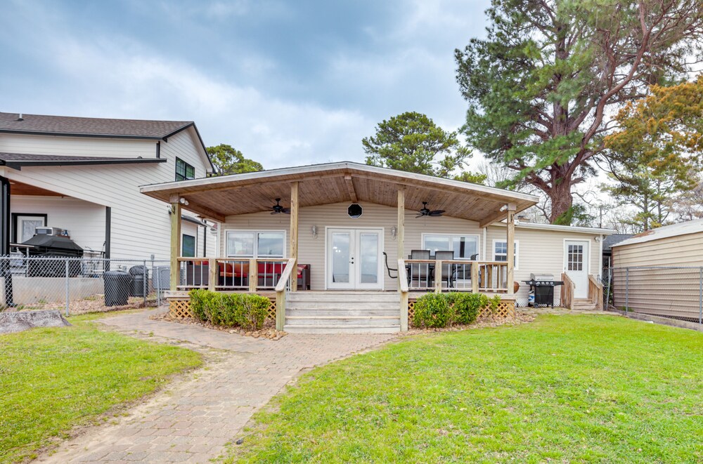 Lakefront Livingston Retreat w/ Dock & Fire Pit! view 3