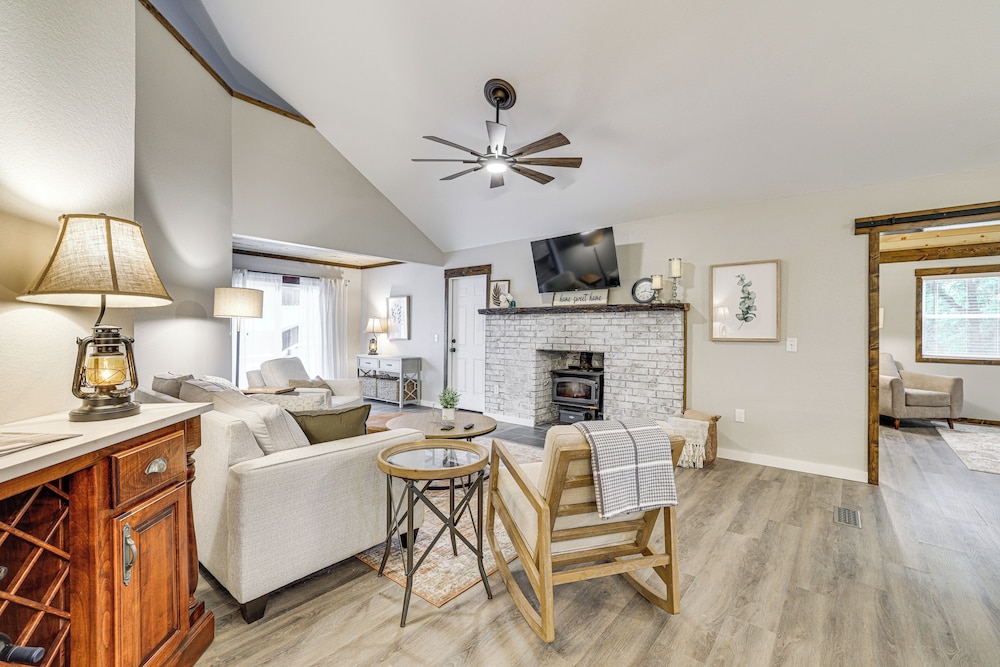 Near Bella Vista Trails & Elk River: Family Home!
