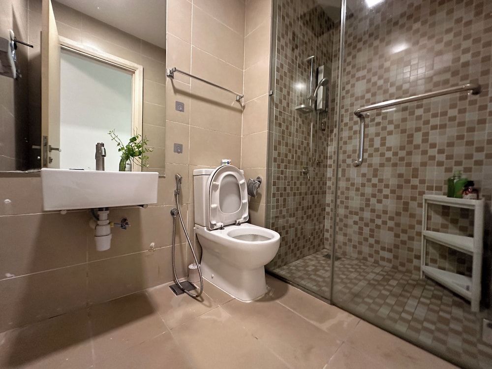 Skyline Luxe 4BR Retreat with En-suites