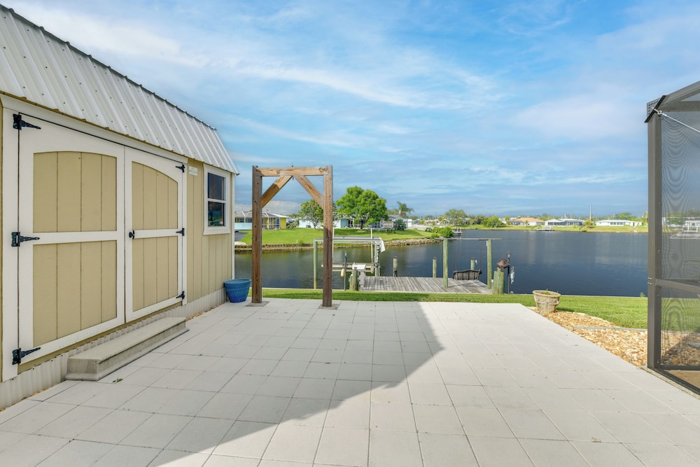 Fish, Swim & Relax: Canal-front Port Charlotte Gem
