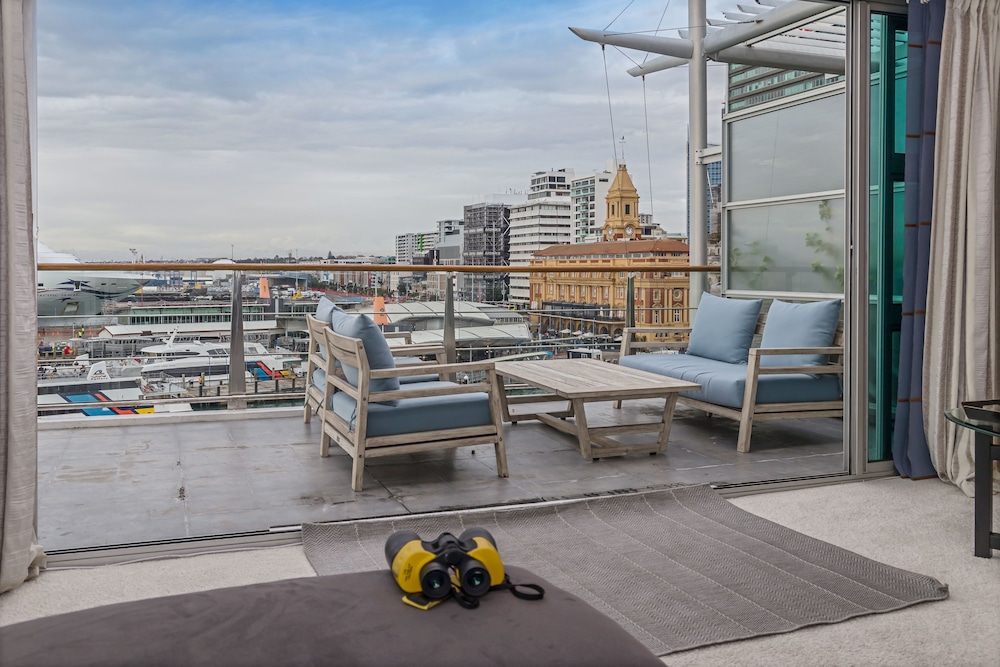 1BR Sub-Penthouse - Panoramic Views