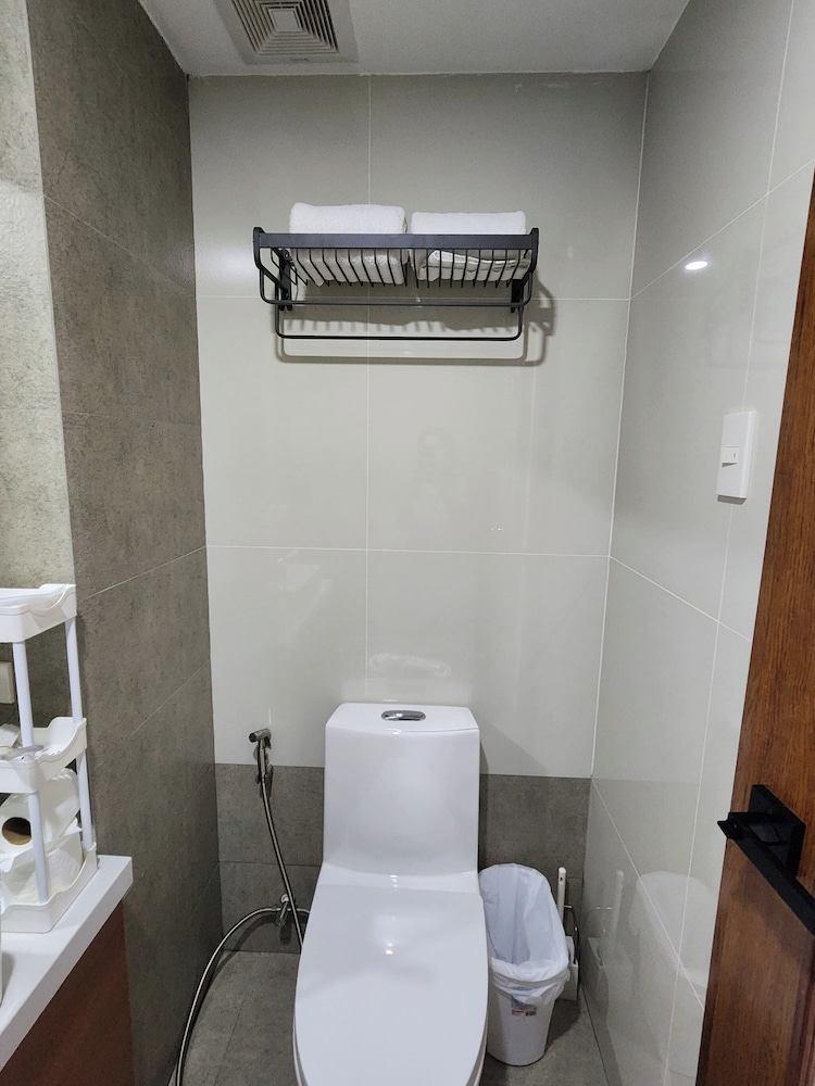 Cozy 1BR Condo in Mandaluyong City With City Skyline View