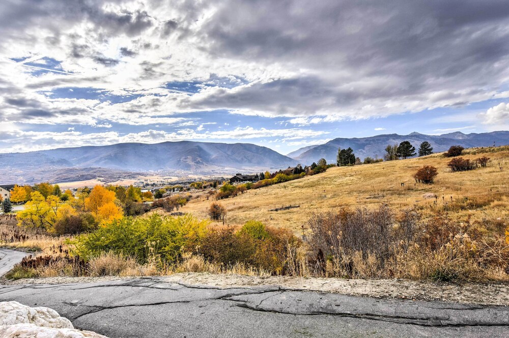 Hot Tub & Mtn-view Deck: Townhome in Eden