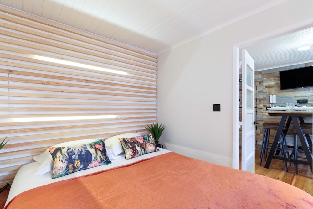 Modern & Bright One Bed Apt in St George's Castle view 2