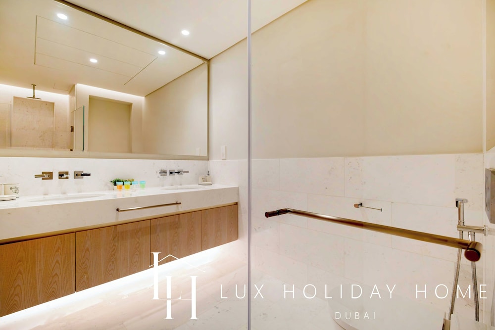 LUX Iconic Views at Palm Tower Studio