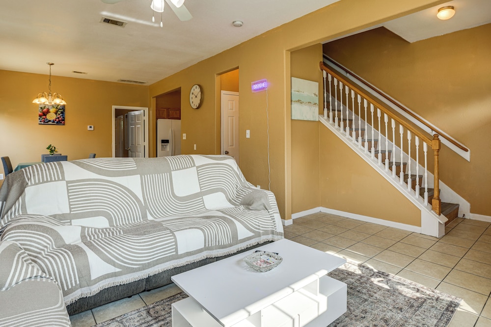 11 Mi to Dtwn Houston: Pet-friendly Home w/ Yard!