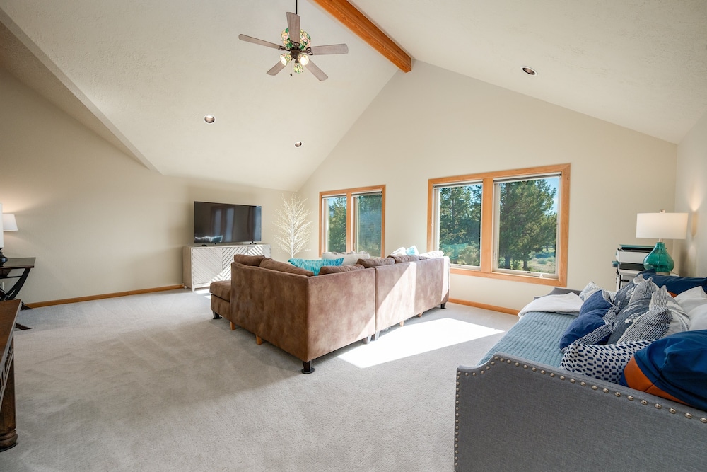 Family-Friendly Dara Oaks Home with Private Hot Tub and BBQ on the Deck by RedAwning