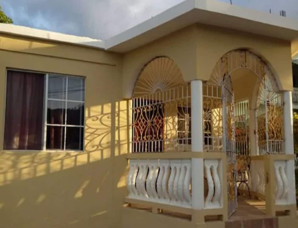 Hotel Reggae Moon Guest House - Image 1