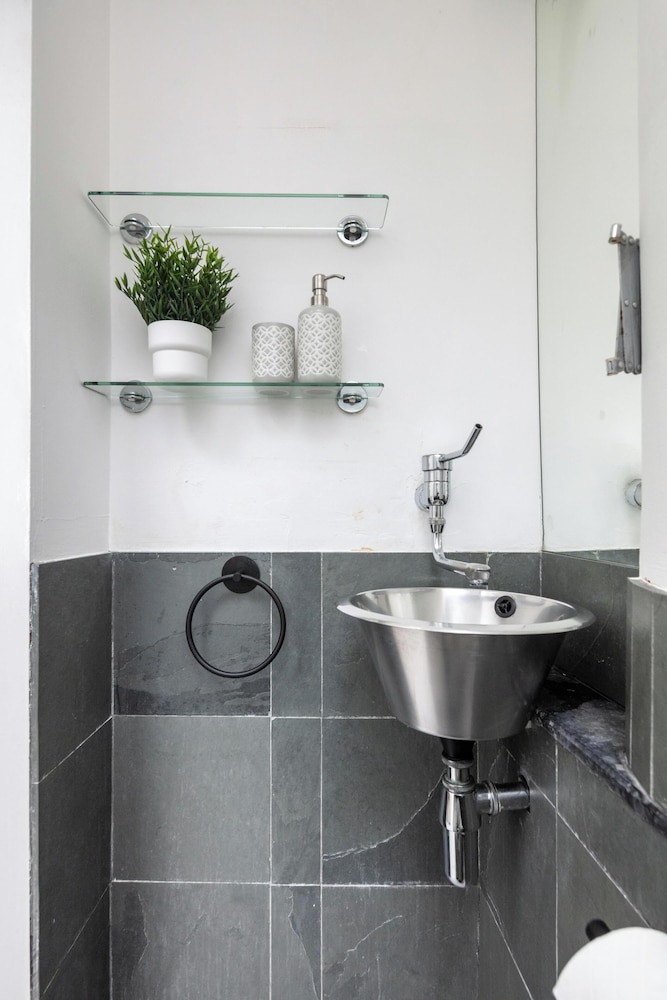 Chic 1BR by Goodge Street Station