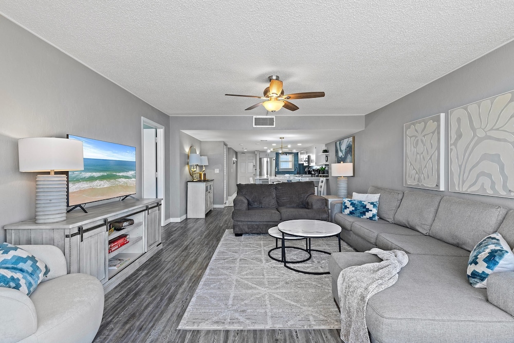 The Shores Club 1105