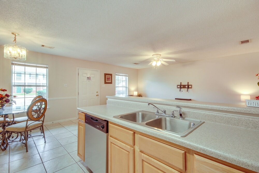 Community Grills & Pool: Gautier Condo!
