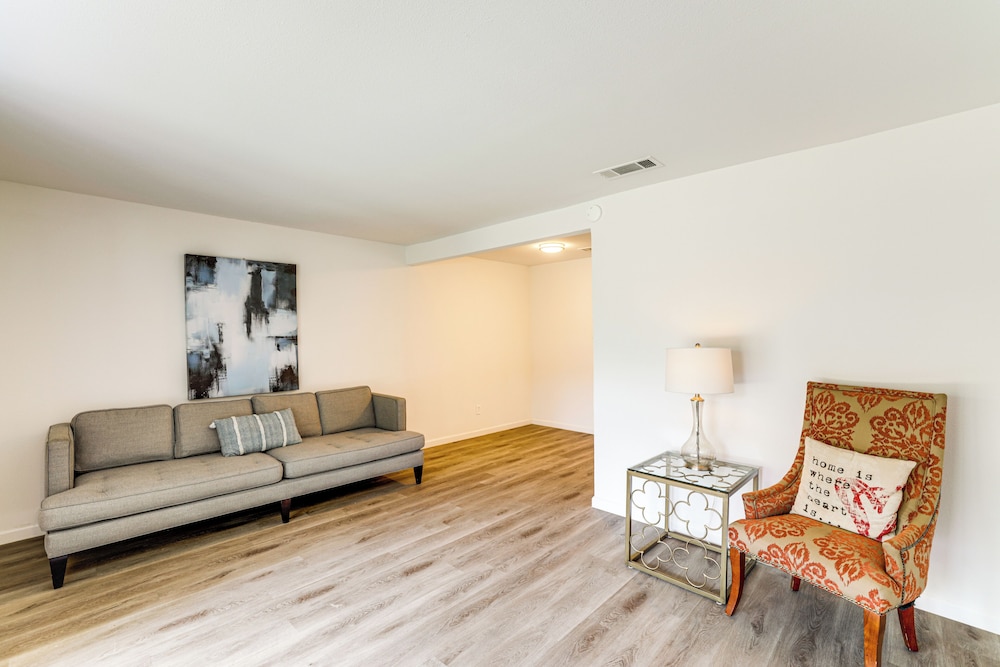 Near Shops & Eats: Commuter-friendly Fwtx Home