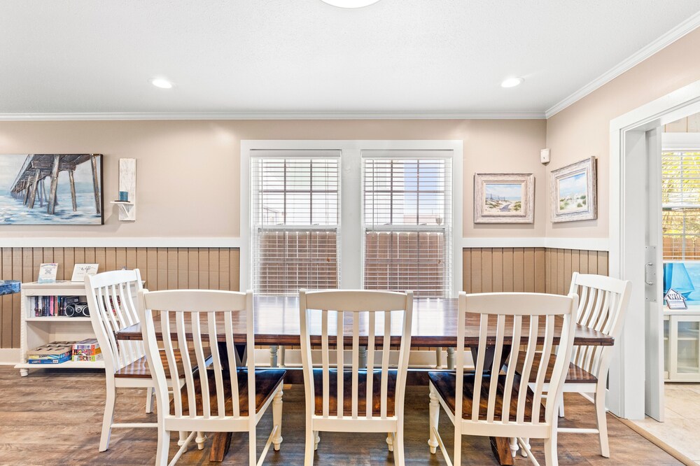 Just Beachy 3BR Dog-friendly Townhouse Near Beaches & Attractions!