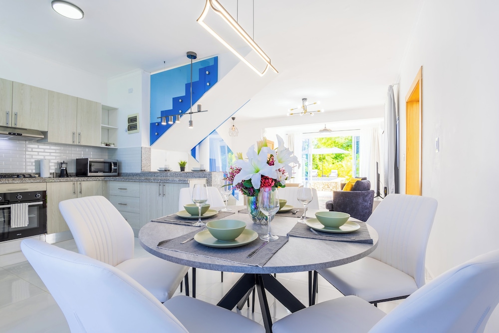 3-BR Villa with Pool & Rooftop Jacuzzi