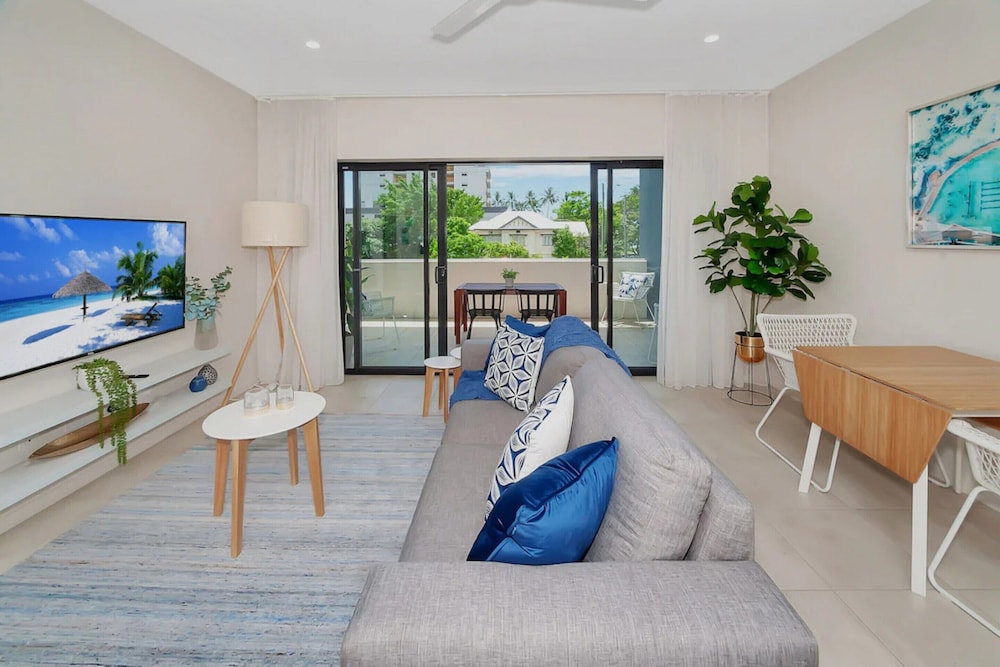 Coastal 2-bed With Parking & Pool by the Ocean