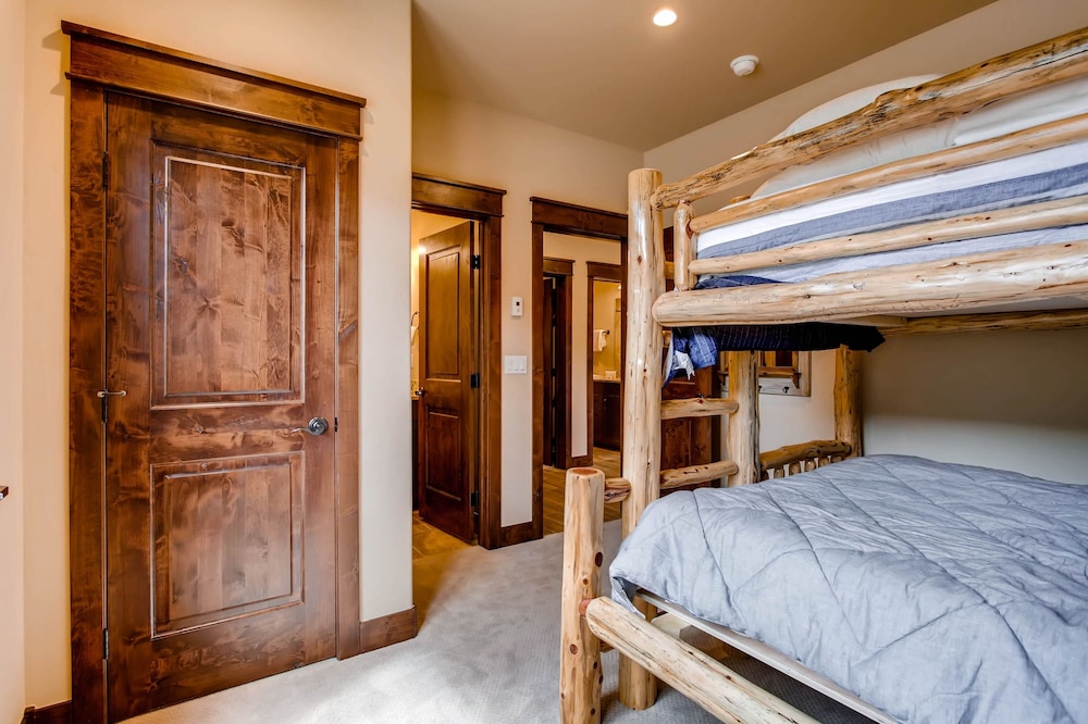 New 3bdr Luxury /sleeps 10 W Fireplace & Mountain Views 3 Bedroom Townhouse by RedAwning