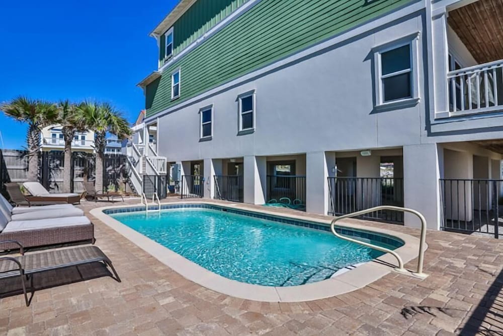 Seaclusion 9 Bedroom Holiday Home by Five Star Properties