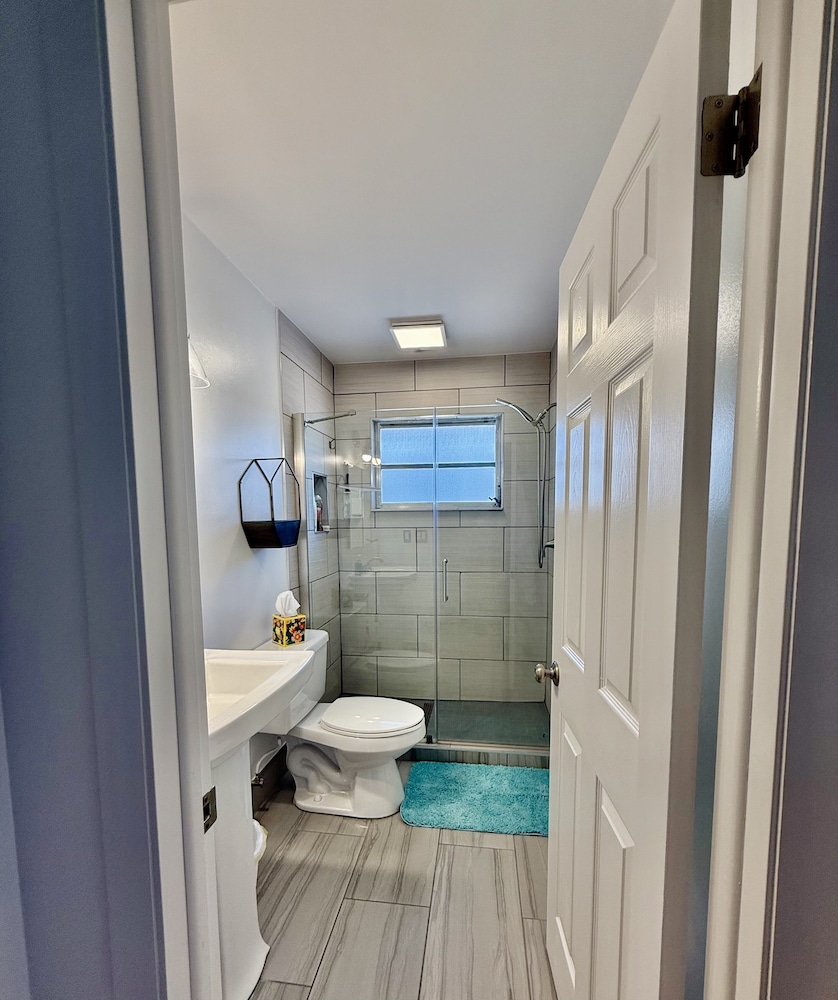 Naples Park Cottage 106th 6 Blocks Off Ocean 2 Bedroom Home