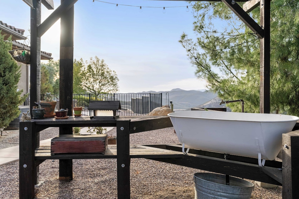 Hilltop Estate w/ Pool, Hot Tub, Fire Pit, Views Cleveland Vista by Avantstay
