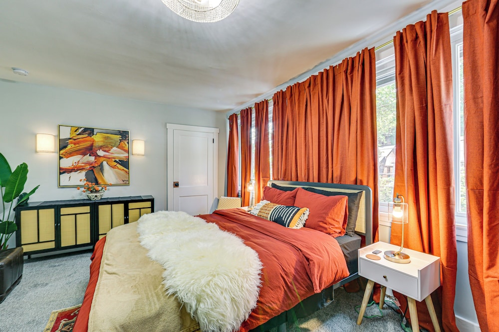 3 Mi to Frick Park: Artsy, Urban Retreat w/ Deck