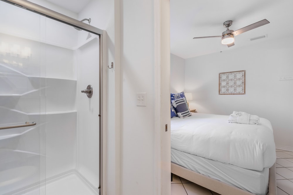 Destin Dolphin by Avantstay 2 Mins Walk To Beach w Pool Large Outdoor Entertaining Area
