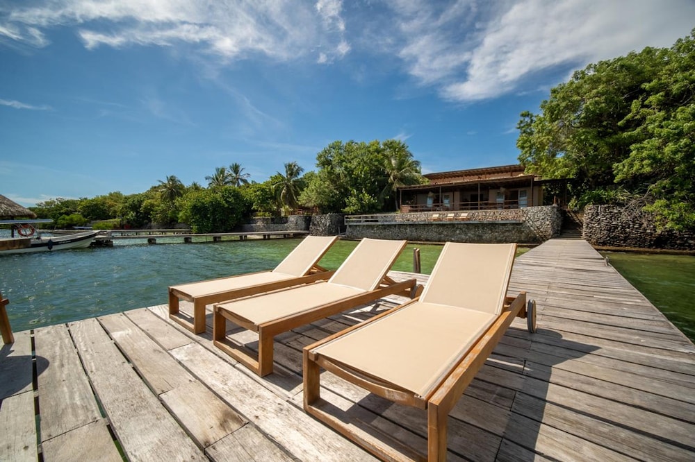 w Stunning 6BR Beachfront Villa in Rosario