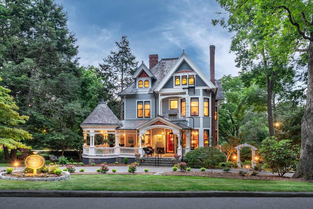 1899 Wright Inn and Carriage House