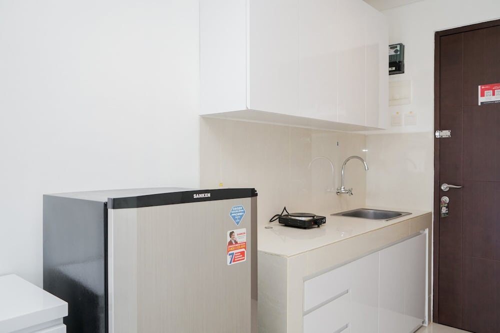 Homey Studio Apartment with Pool View at Springwood Residence