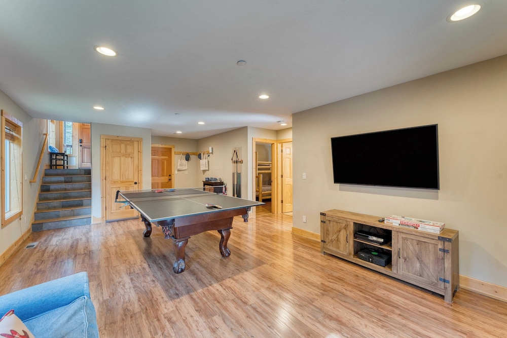 Washoe Chalet by Avantstay Game Room, Hot Tub, Putting Green & Fire Pit