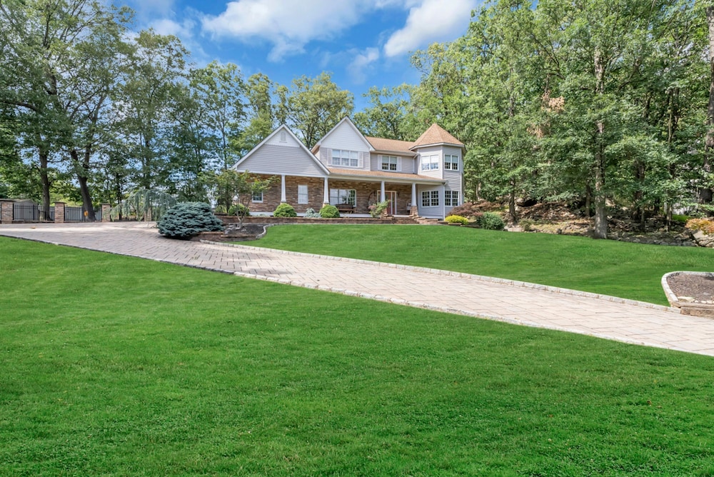 Cozy Family Retreat With Great Views and Game Room