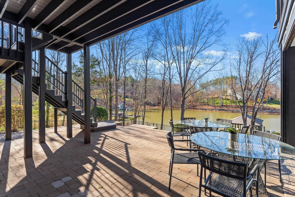 Luxury Lakefront Stay Private Dock, Indoor/outdoor Pool The Retreat